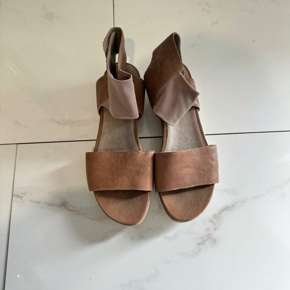 Eileen Fisher Women’s Spree Sport Quartz Leather Ankle Strap Sandals - Picture 1 of 6